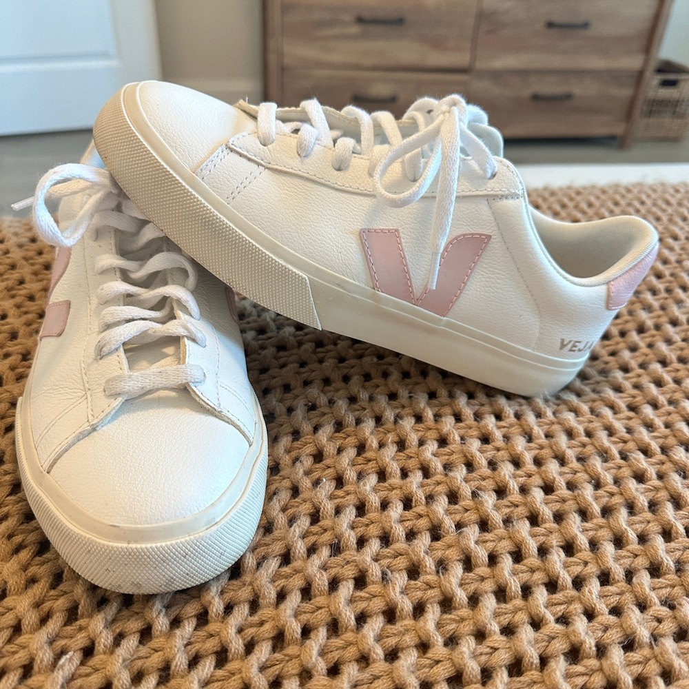 Veja Campo leather